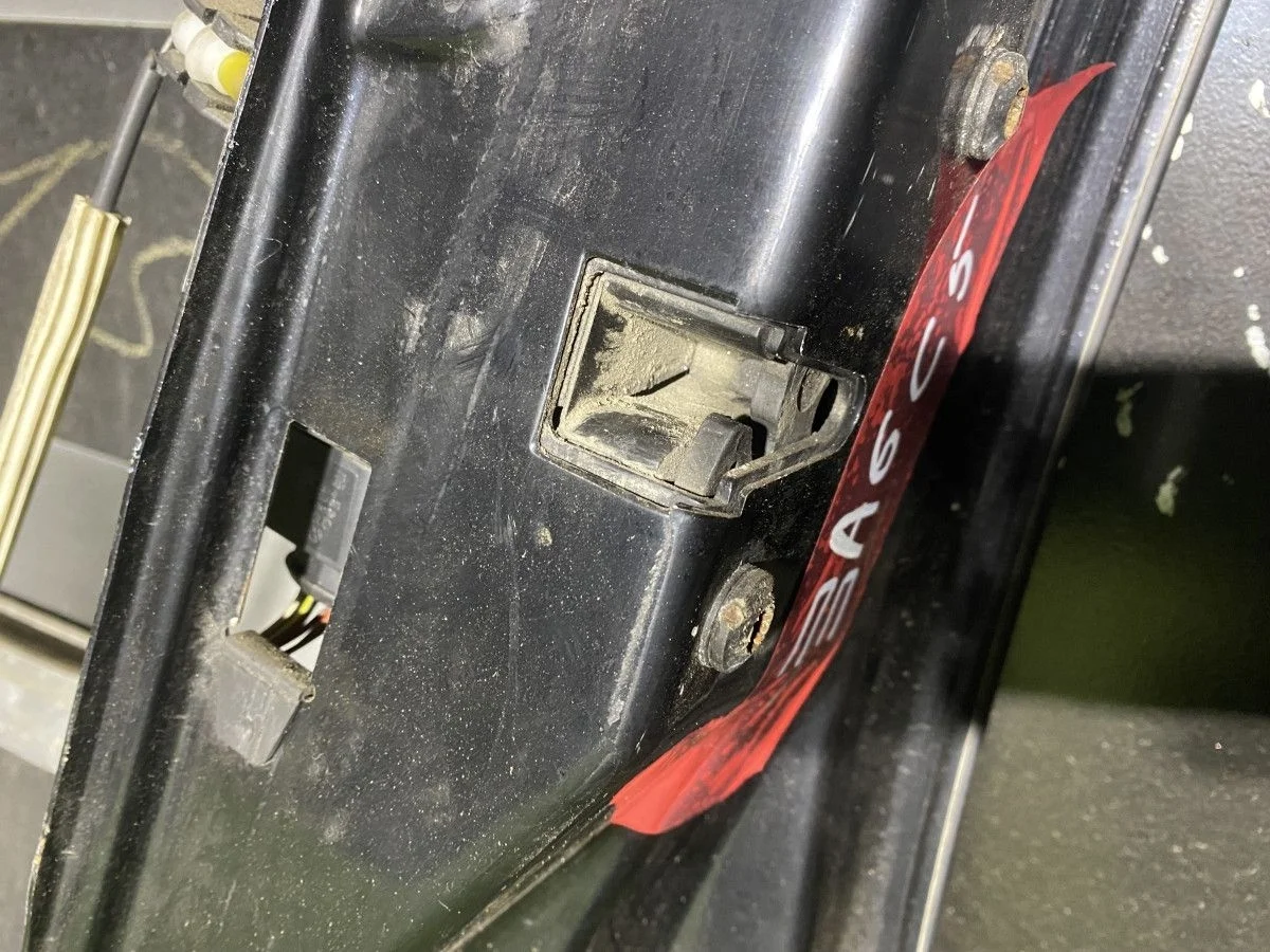 Замок двери передней правой Audi A6 (C5)