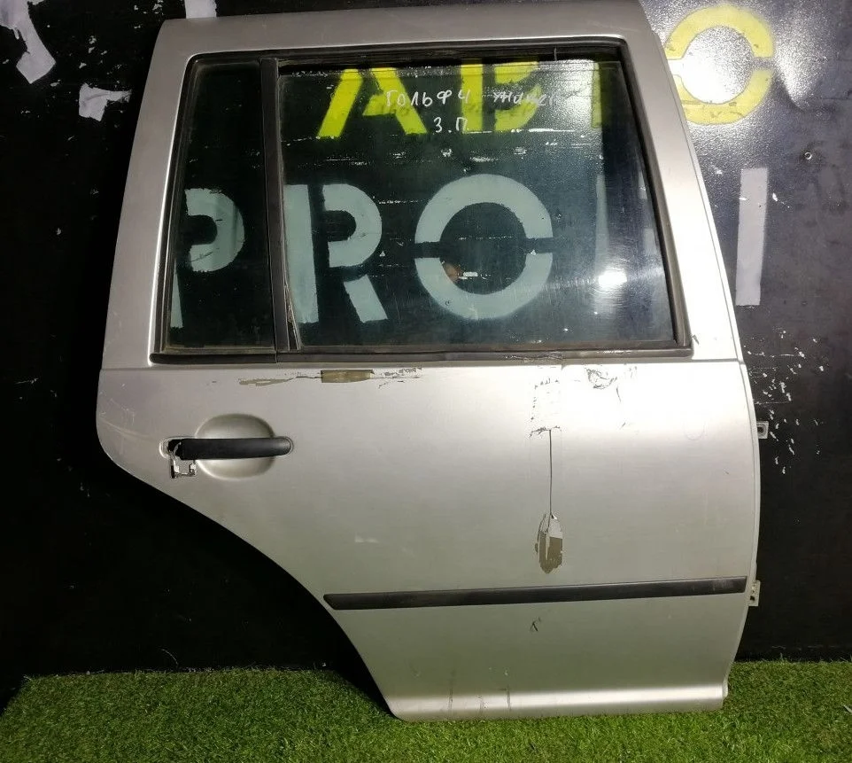 Дверь задняя правая Volkswagen Golf 4 голое железо