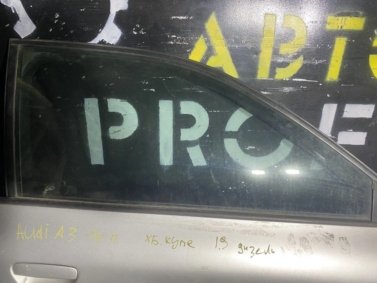 Стекло двери передней правой Audi A3