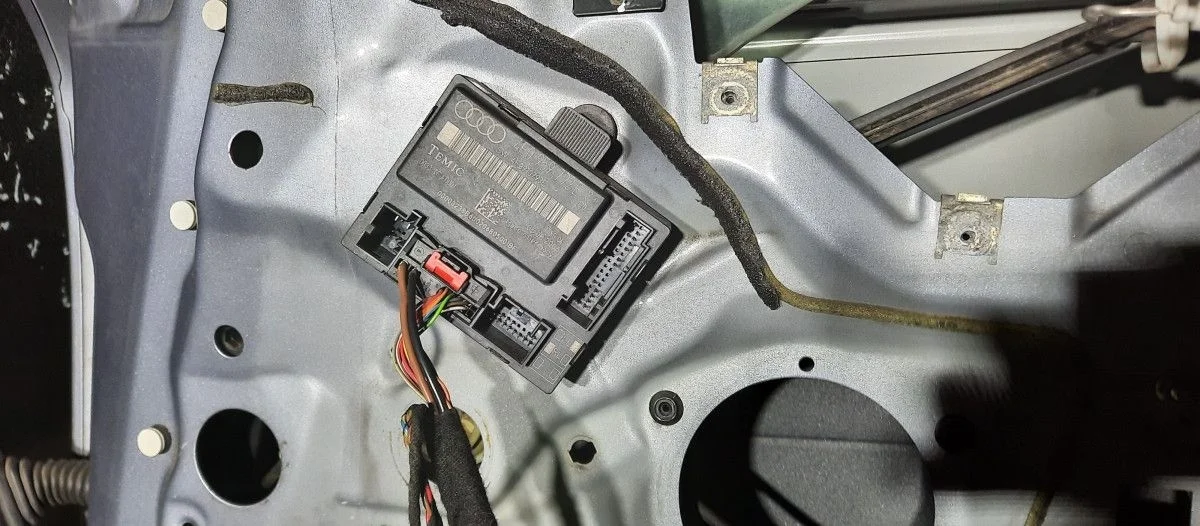 Блок управления дверями Audi A6