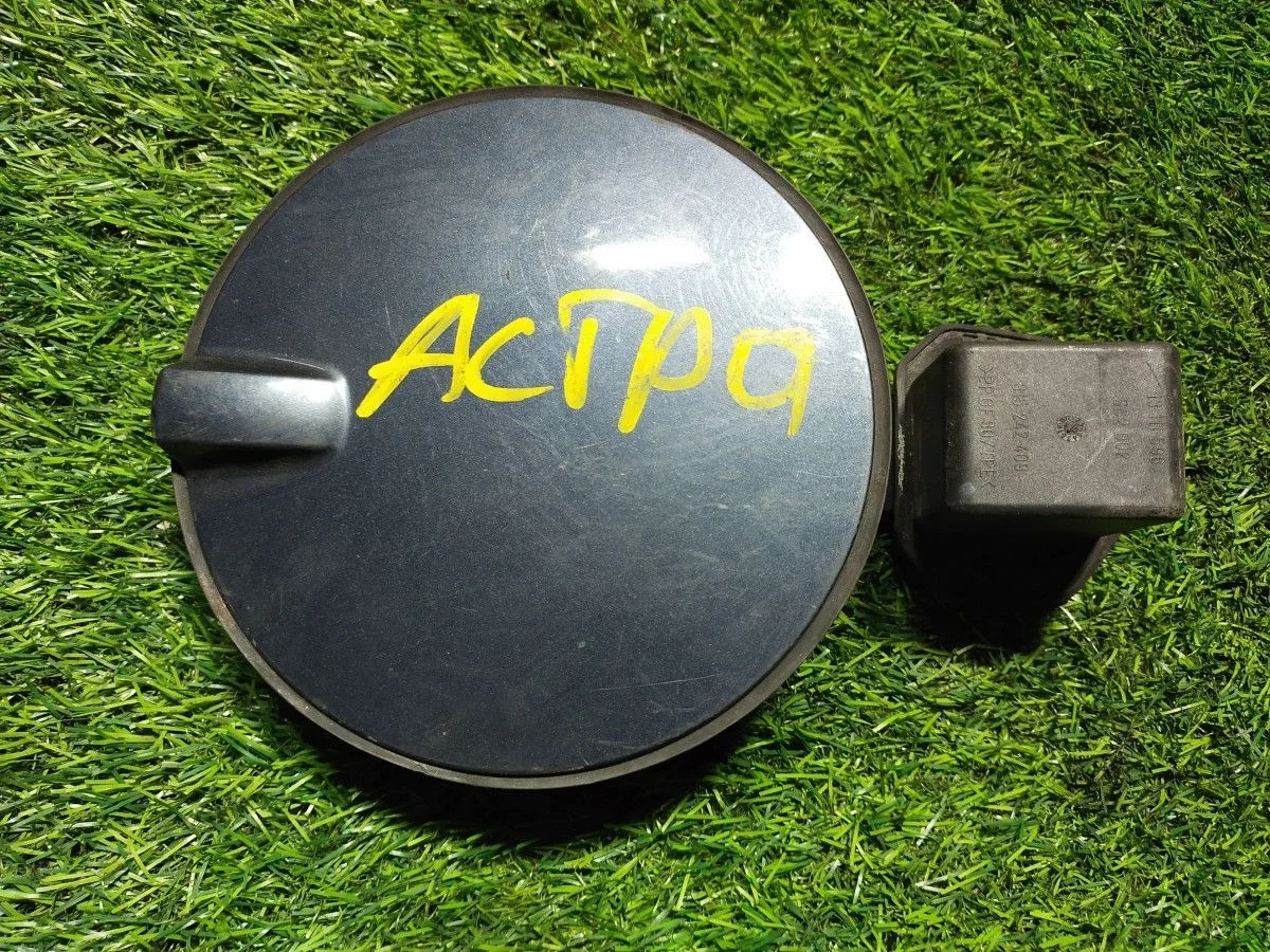 Лючок бензобака Opel Astra H