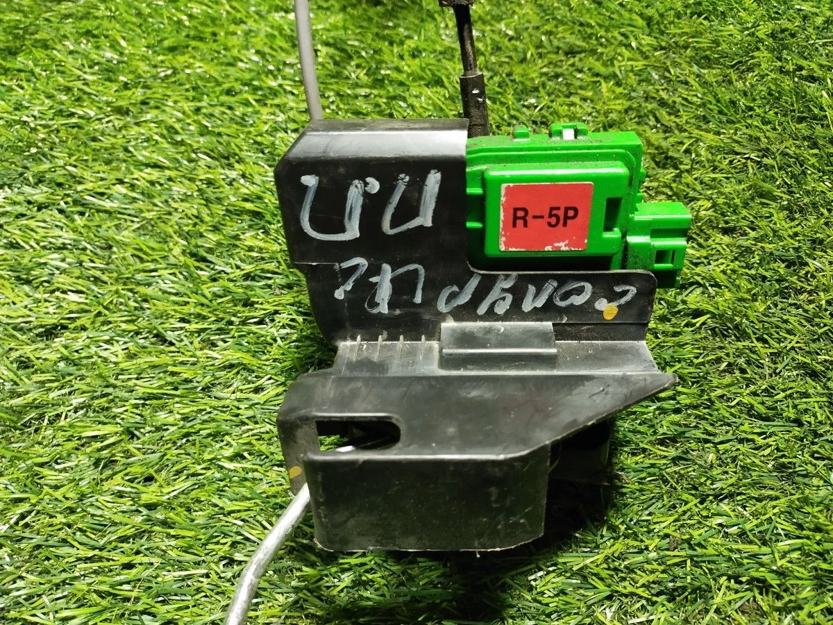 Замок двери передней правой  Hyundai Solaris