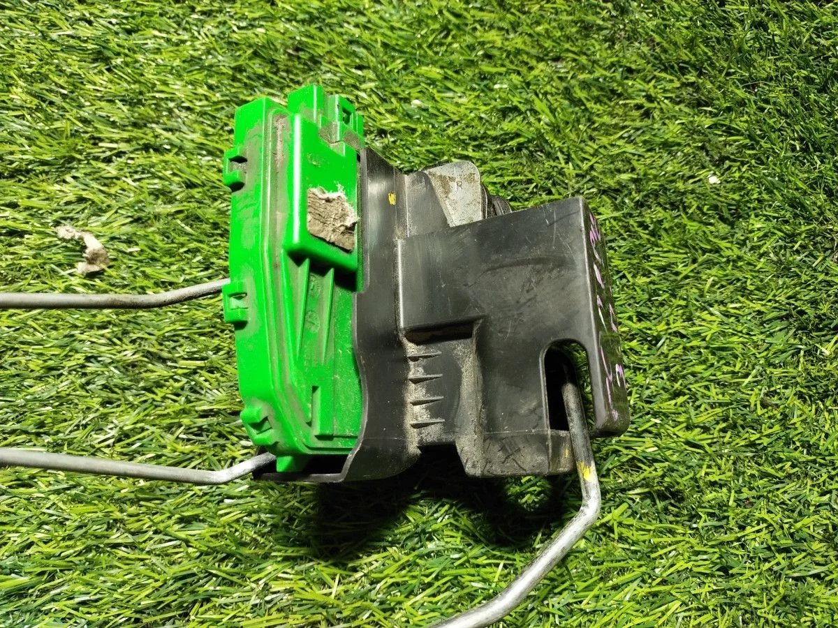 Замок двери задней правой Hyundai Solaris