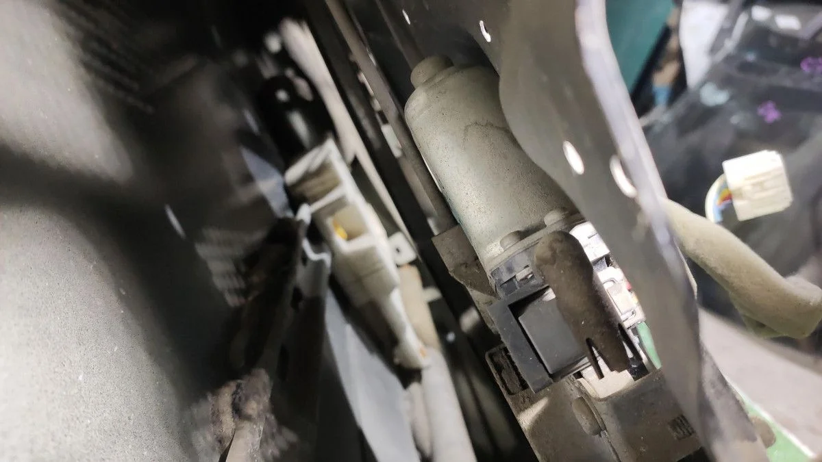 Стеклоподъемник электр. передний правый для Nissan