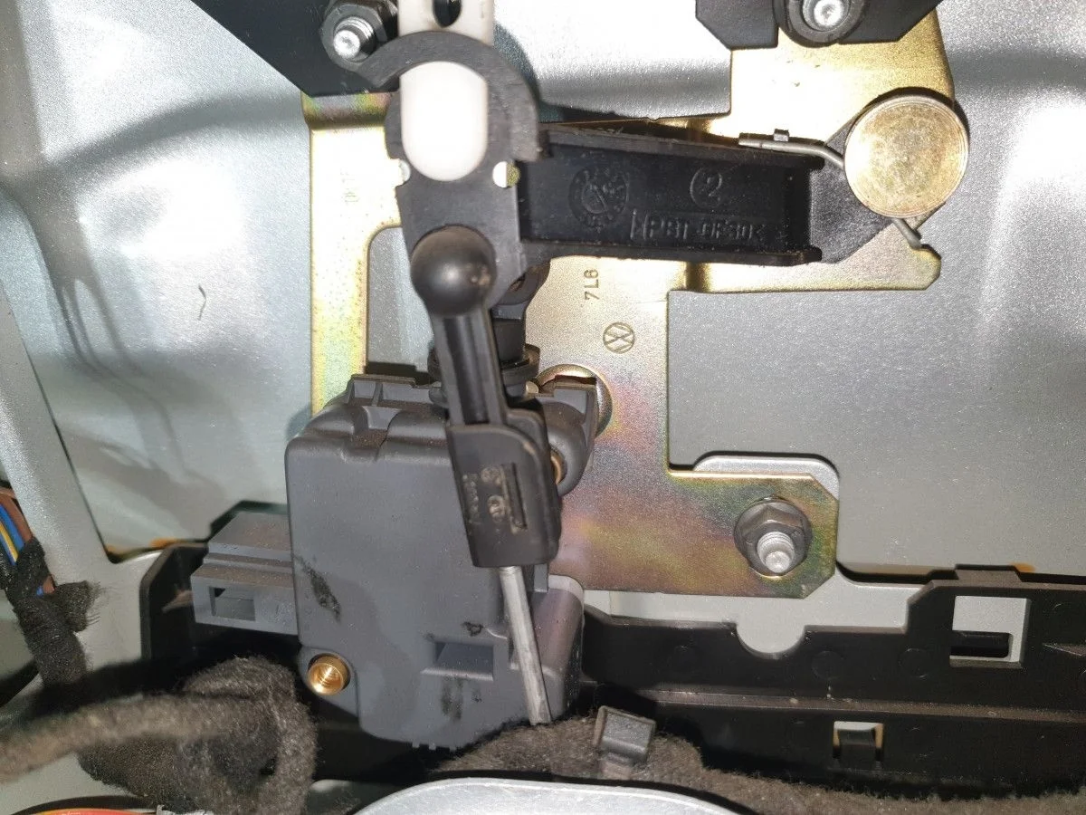 Активатор замка багажника Volkswagen Touareg I