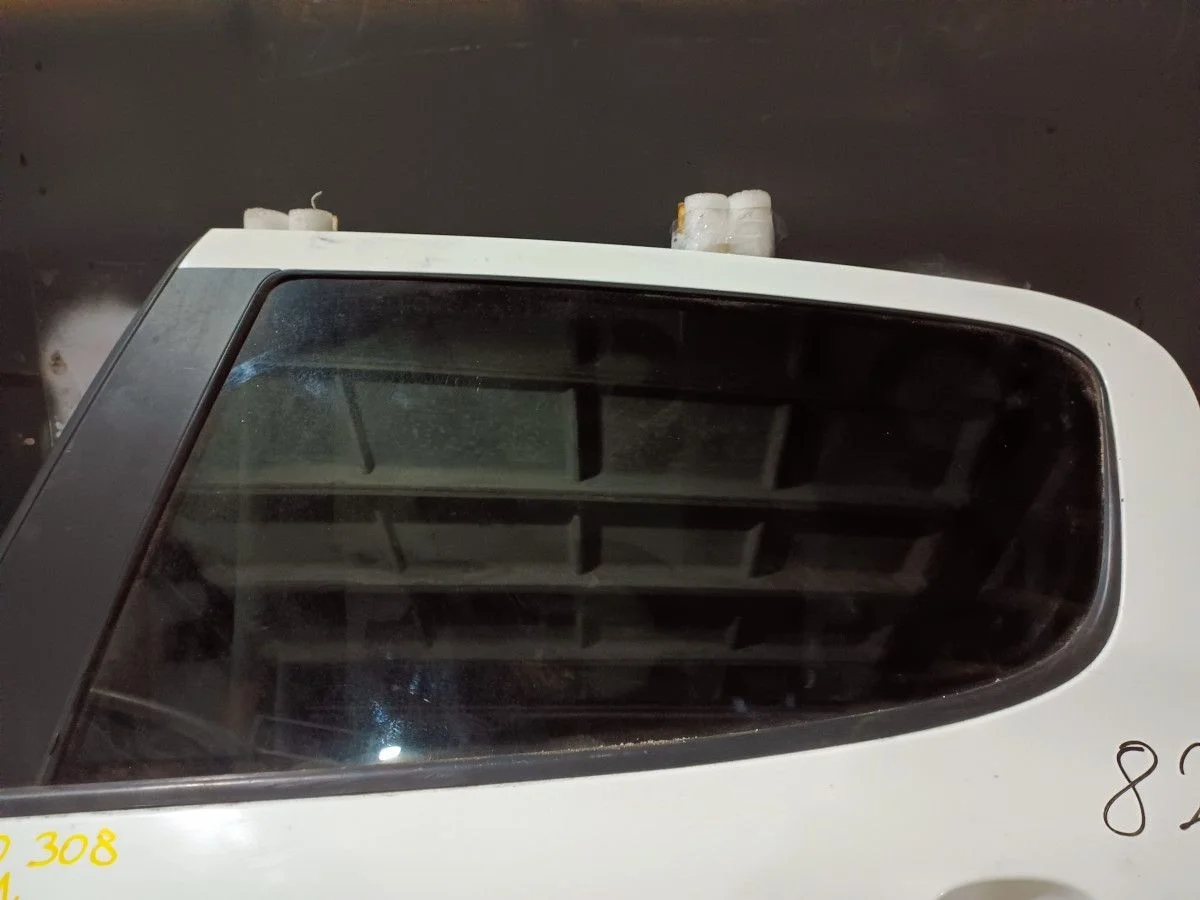 Стекло двери задней левой Peugeot 308