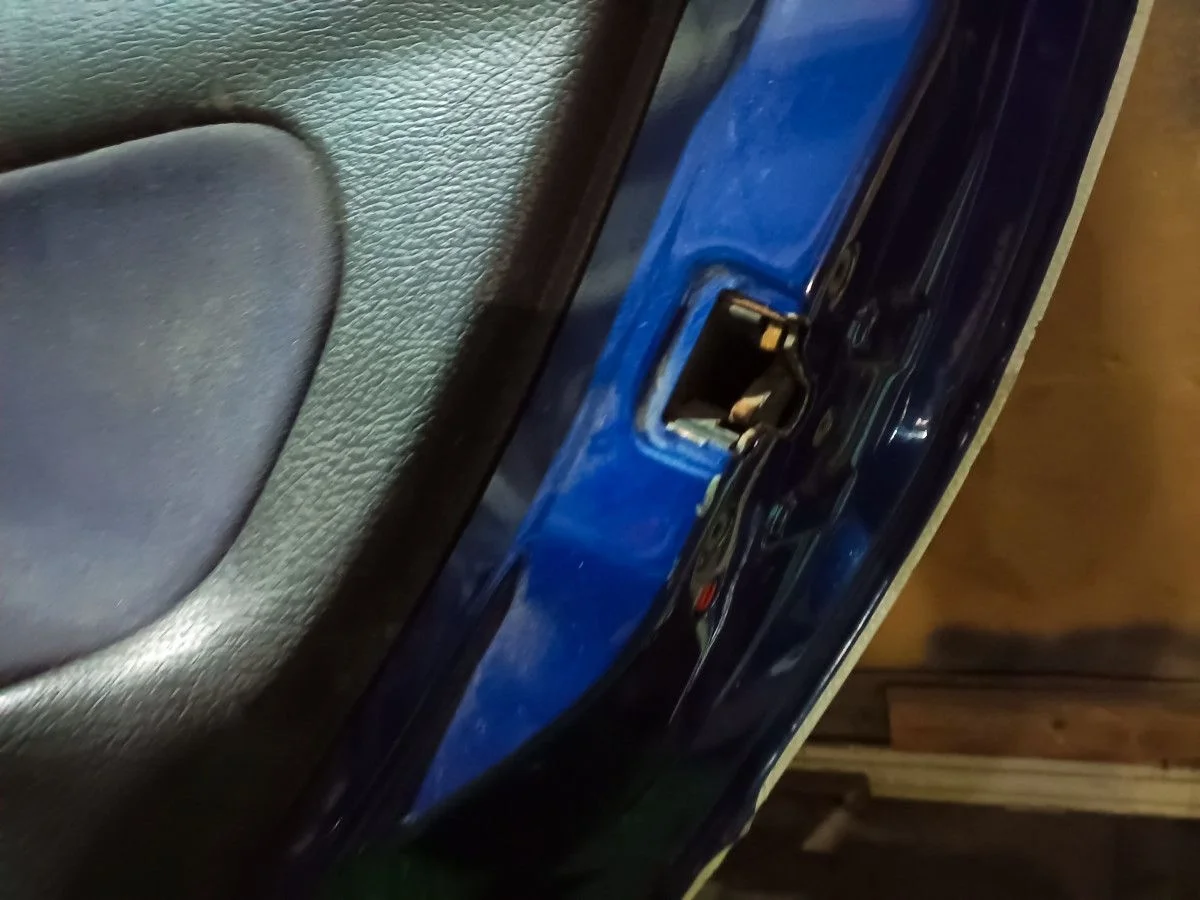 Замок двери правой Peugeot 206