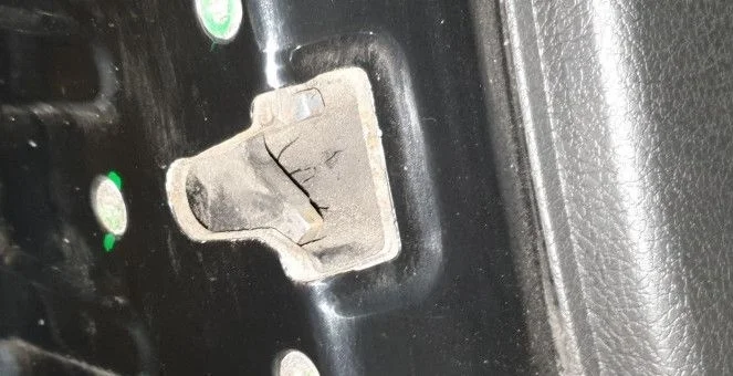 Замок двери задней левой Peugeot 206