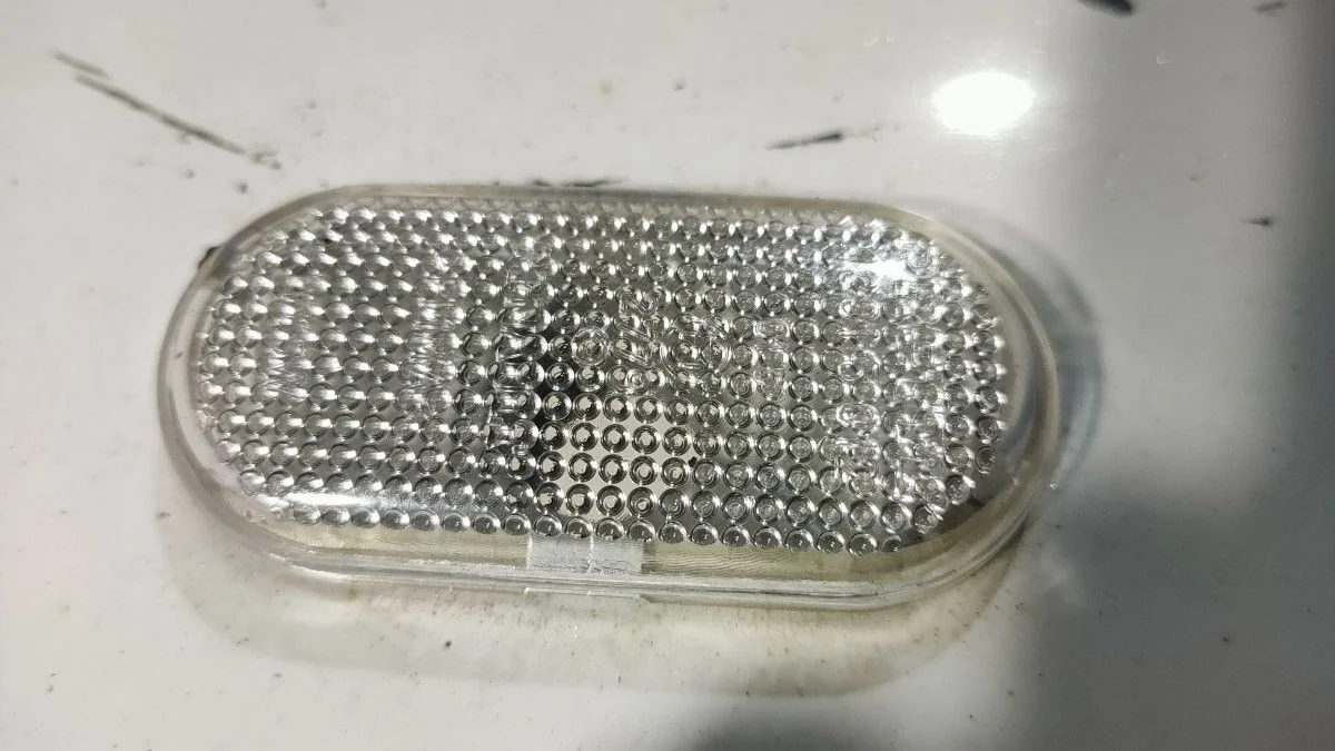 Повторитель на крыло белый Lada