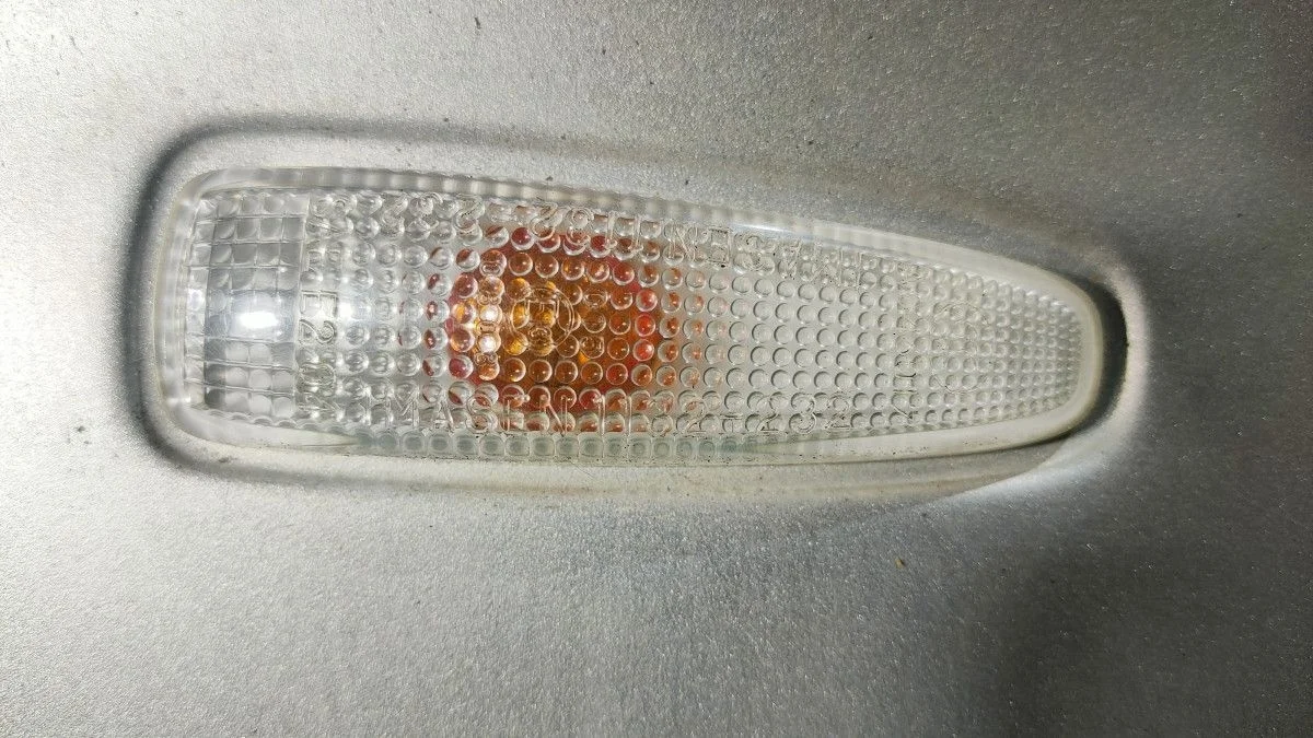 Повторитель поворота в крыло белый Mitsubishi