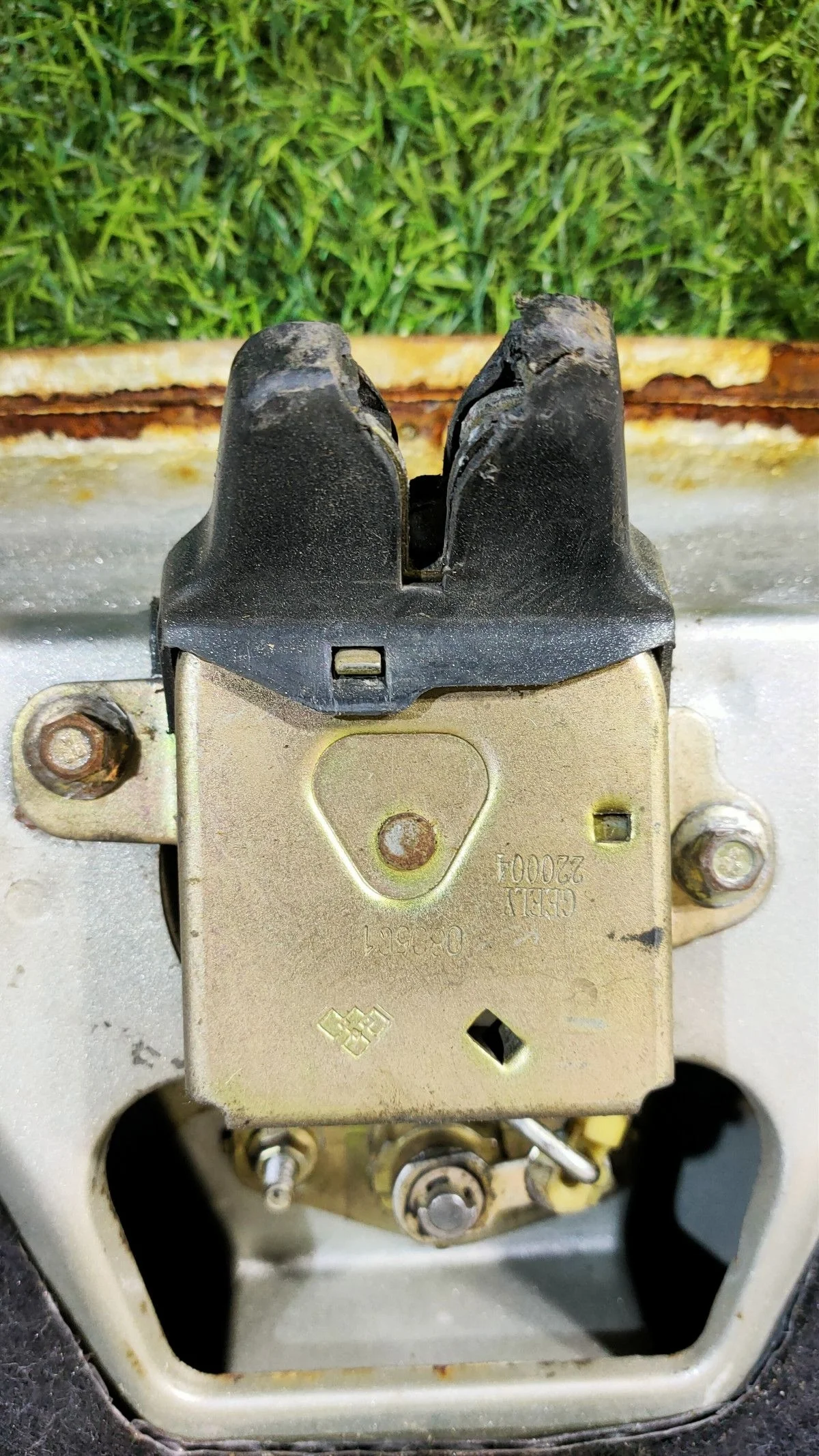 Замок багажника Geely