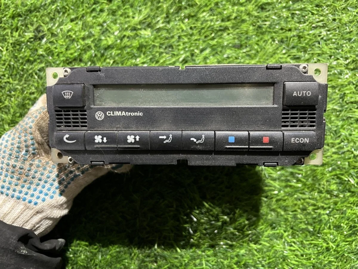 Блок управления климатической установкой Volkswagen Passat B5 (1996—2001)