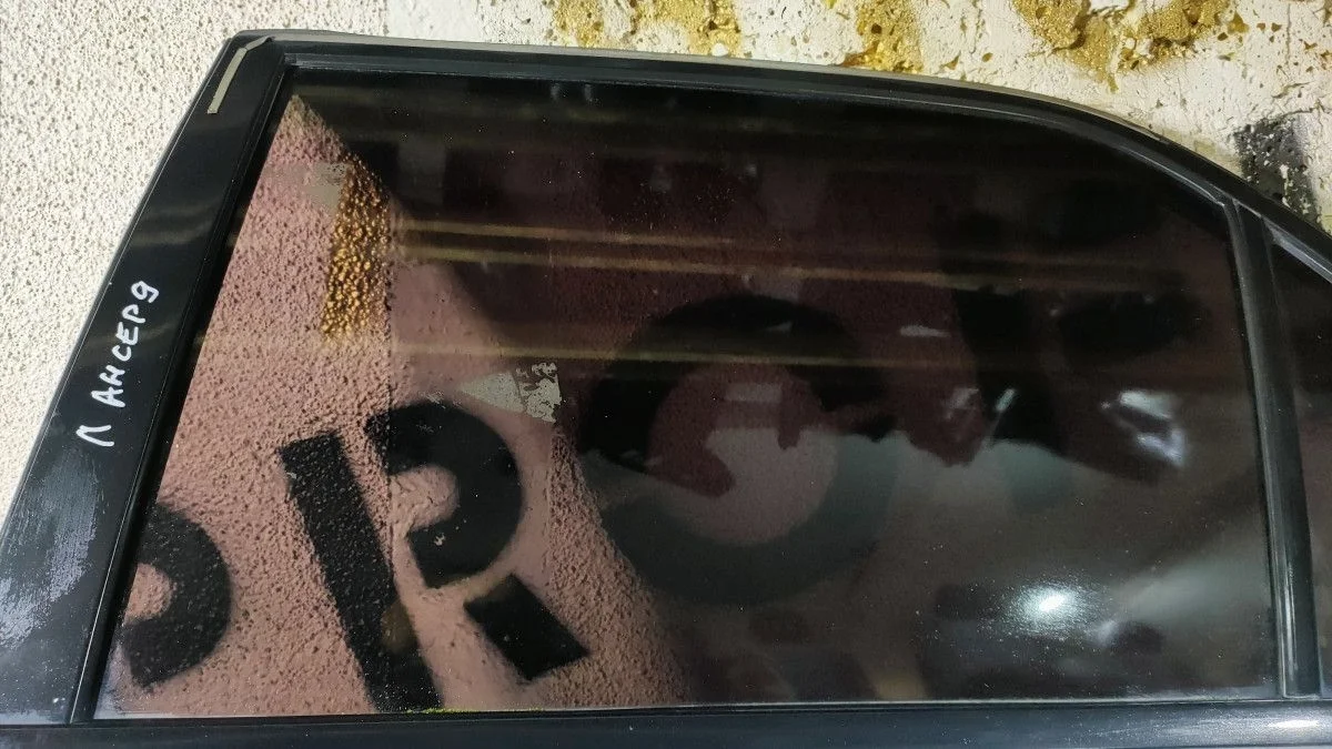 стекло задней левой двери  Mitsubishi Lancer IX