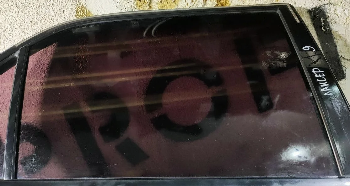 стекло задней правой двери  mitsubishi Lancer IX