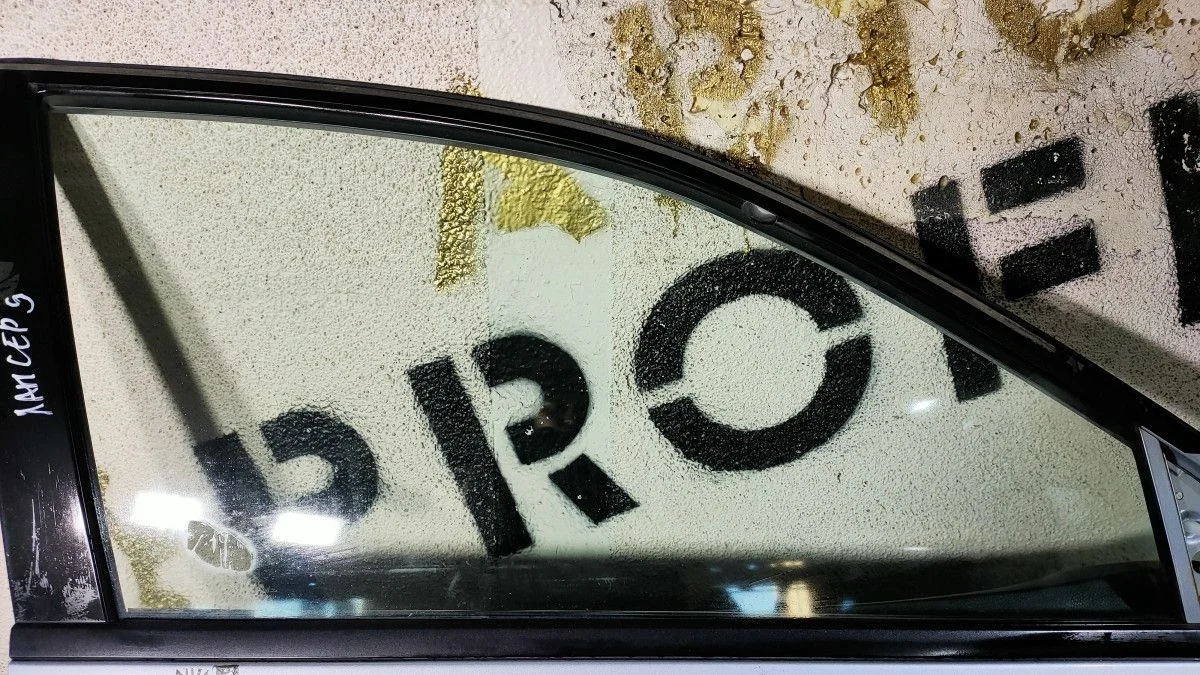 Стекло двери передней правой для Mitsubishi Lancer