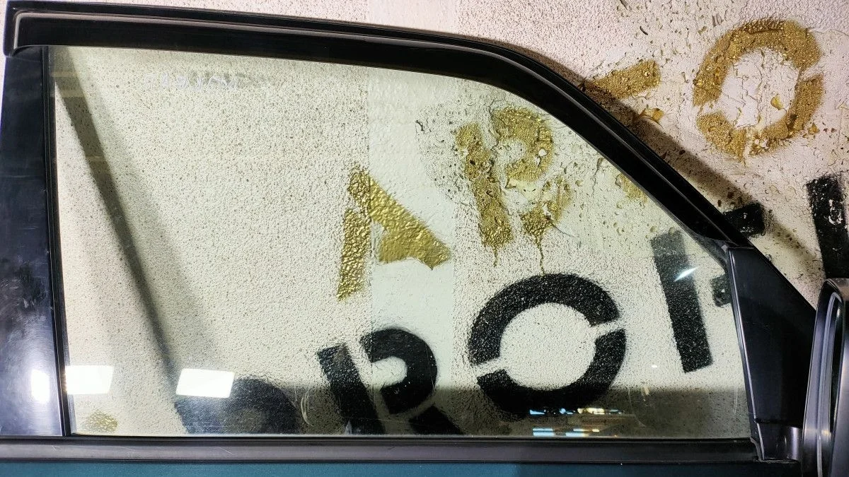 Стекло двери передней правой Mitsubishi Pajero III