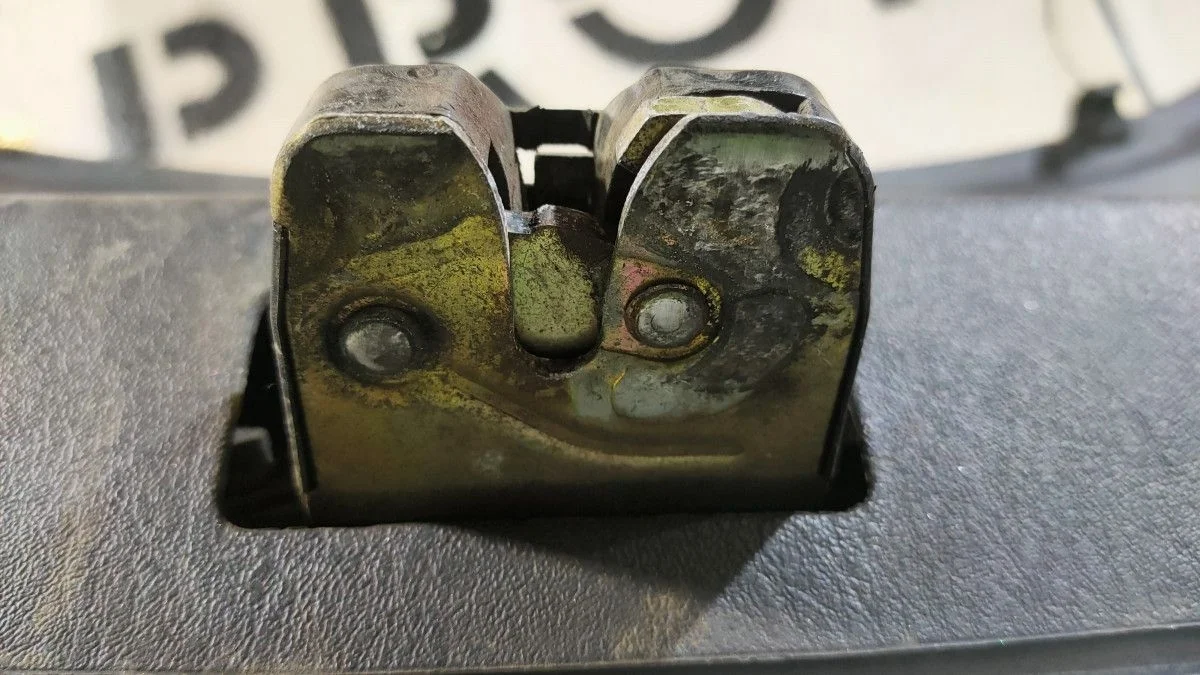 Замок багажника Mitsubishi Carisma I