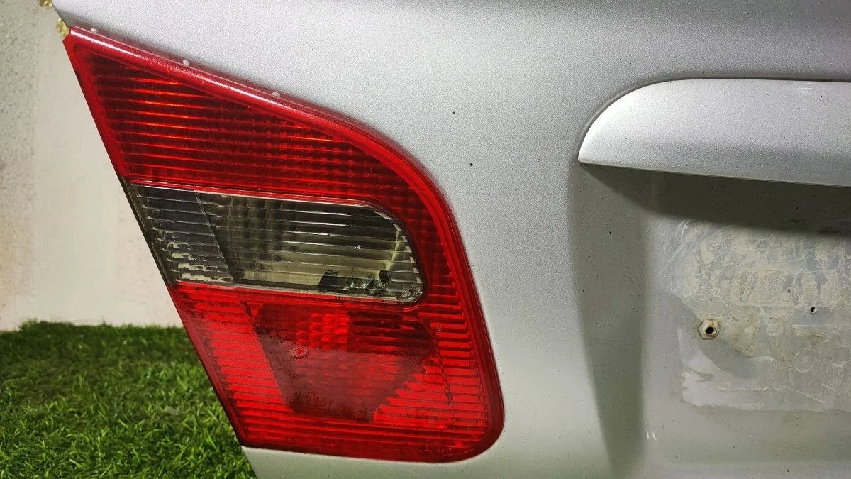 Фонарь задний внутренний левый  Mitsubishi Carisma