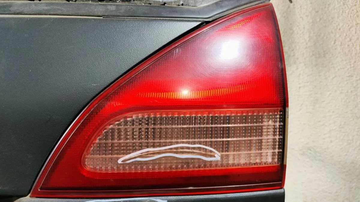 Фонарь задний внутренний правый Nissan