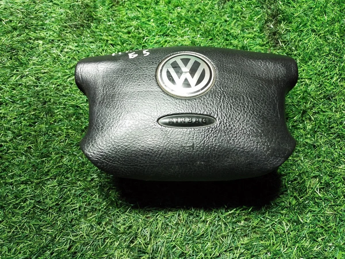 Подушка безопасности водителя Volkswagen Passat 5