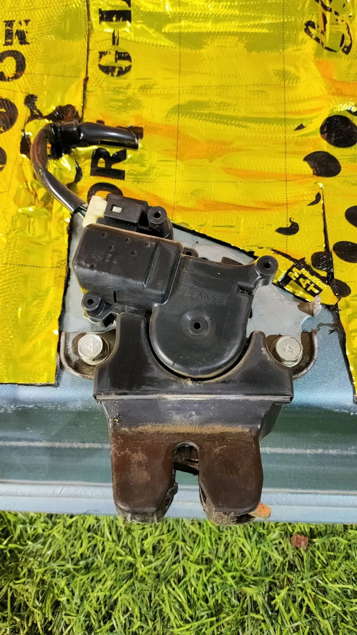 Замок багажника Mitsubishi Lancer X