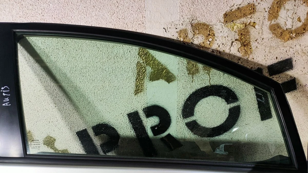 Стекло двери передней правой для Toyota Auris I