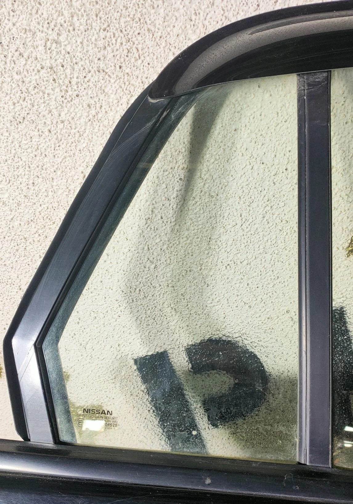 Стекло двери задней правой (форточка) для Nissan