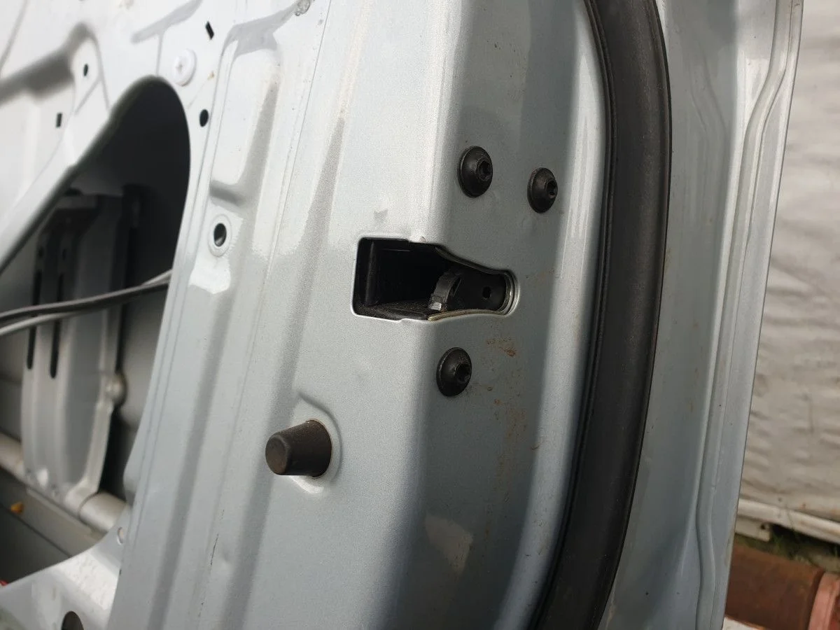 Замок двери передний правый Ssang Yong Kyron