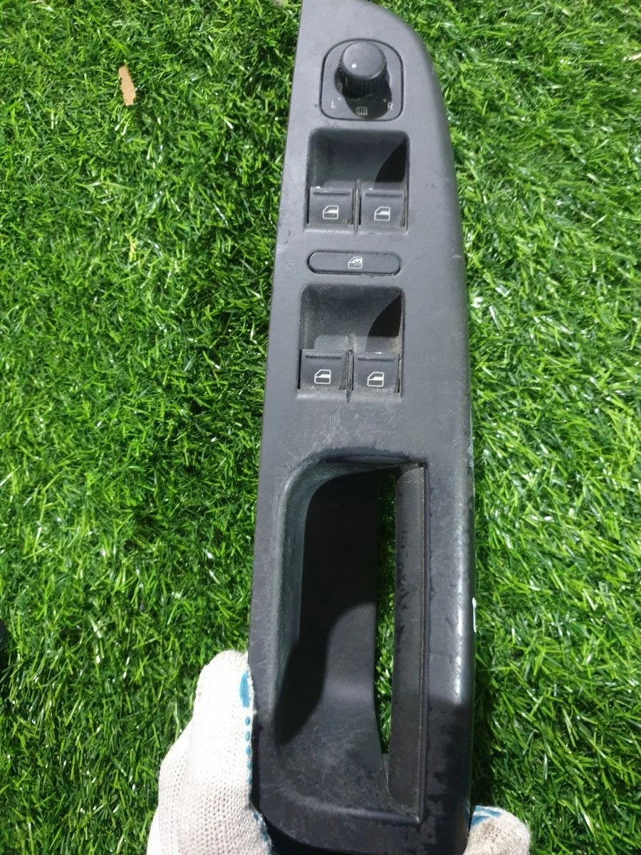 Блок управления стеклоподъемниками Volkswagen Golf