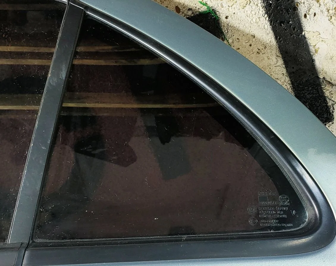 Стекло двери задней левой (форточка) Nissan Almera
