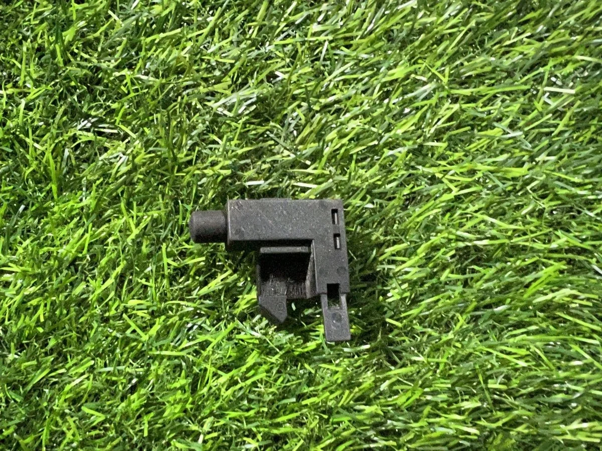 Кнопка фиксатора стояночного тормоза Volkswagen Golf Mk5 (2003—2009)