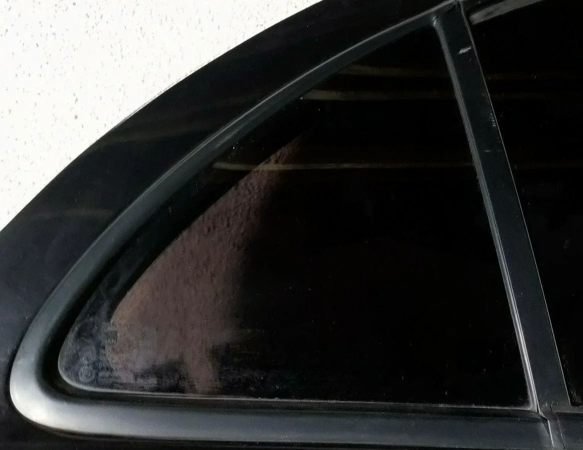 Стекло двери задней правой (форточка) для Nissan