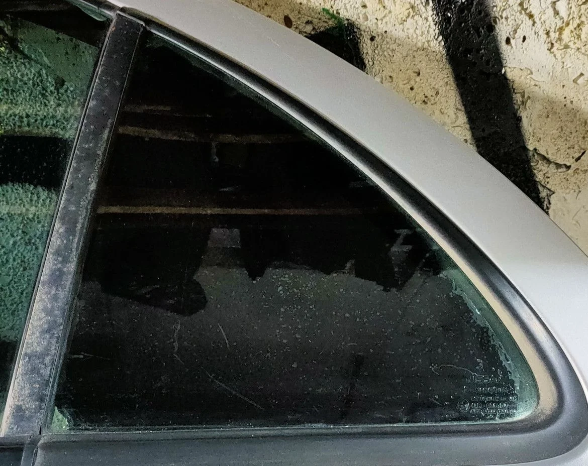 Стекло двери задней левой (форточка) для Nissan