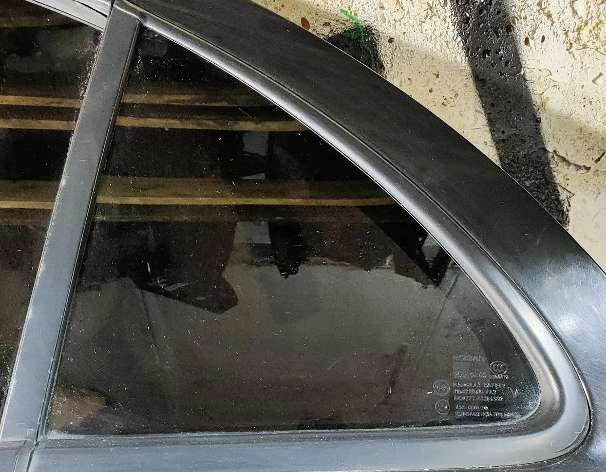 Стекло двери задней левой (форточка) для Nissan