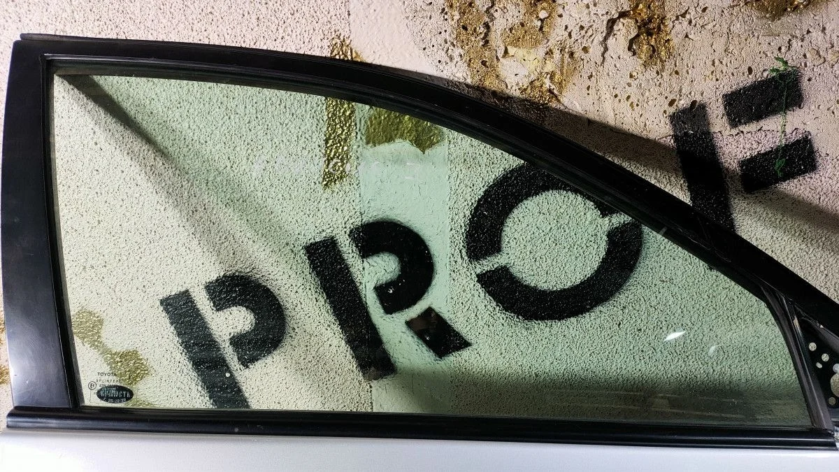 Стекло передней правой двери Toyota Avensis (T220)