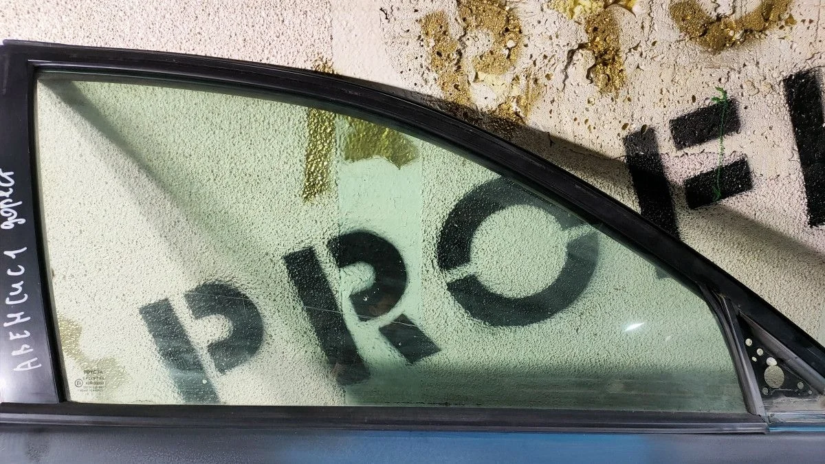 Стекло передней правой двери Toyota Avensis (T220)