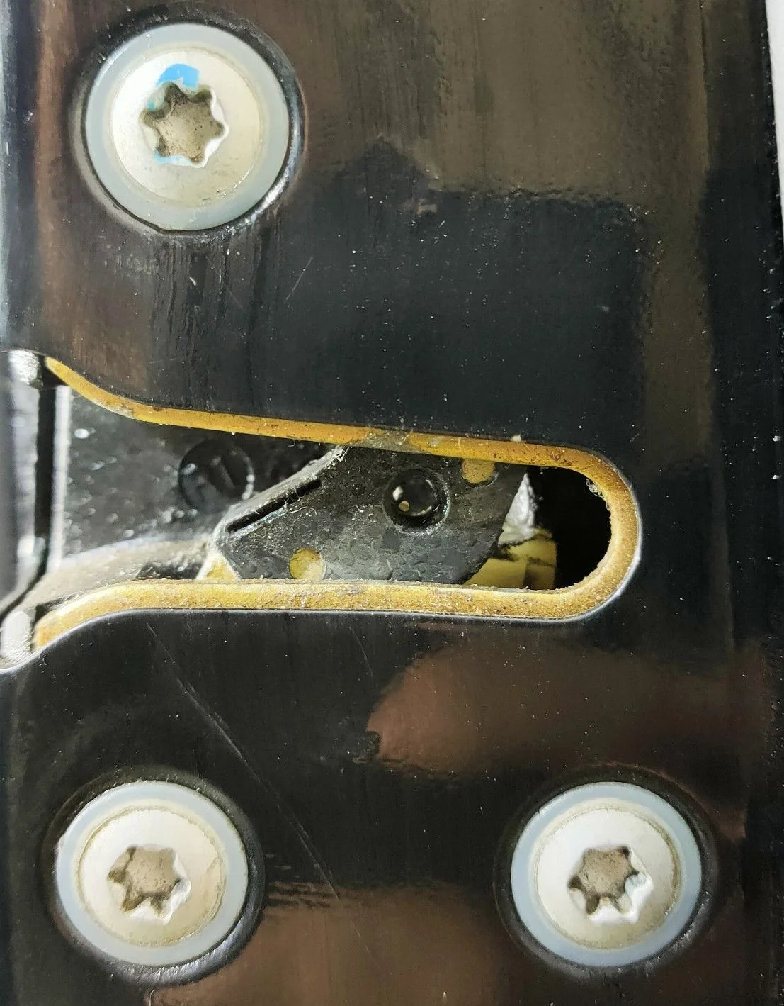 Замок двери передний правый Nissan Wingroad (Y11)