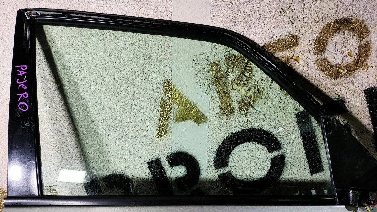 Стекло двери передней правой Mitsubishi Pajero 3