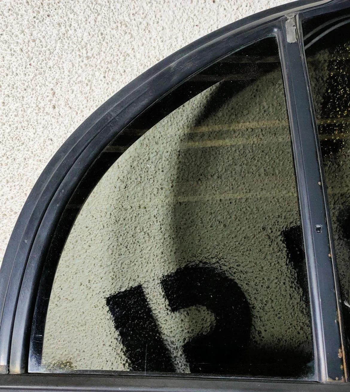 Стекло двери задней правой форточка Toyota Carina