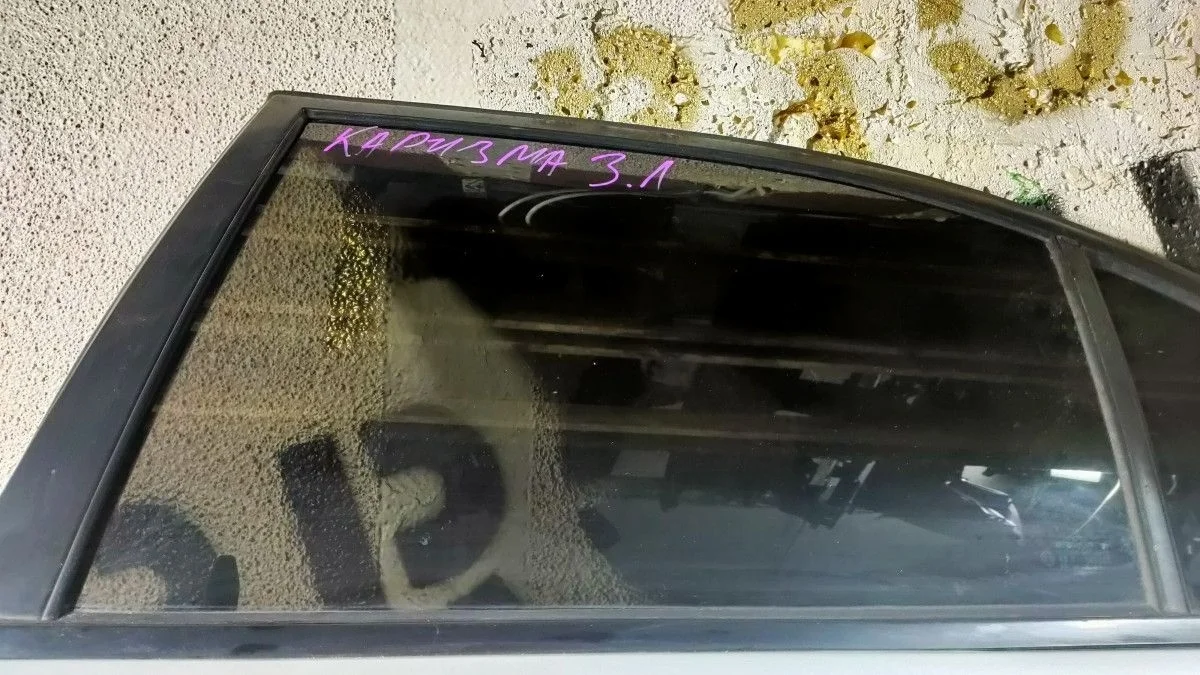 Стекло двери задней левой Mitsubishi Carisma I