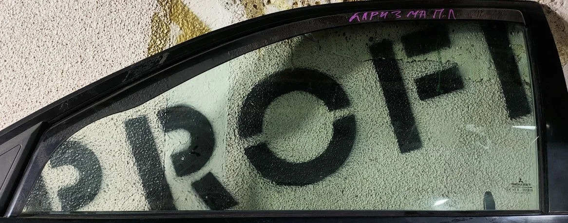 Стекло двери передней левой Mitsubishi Carisma I