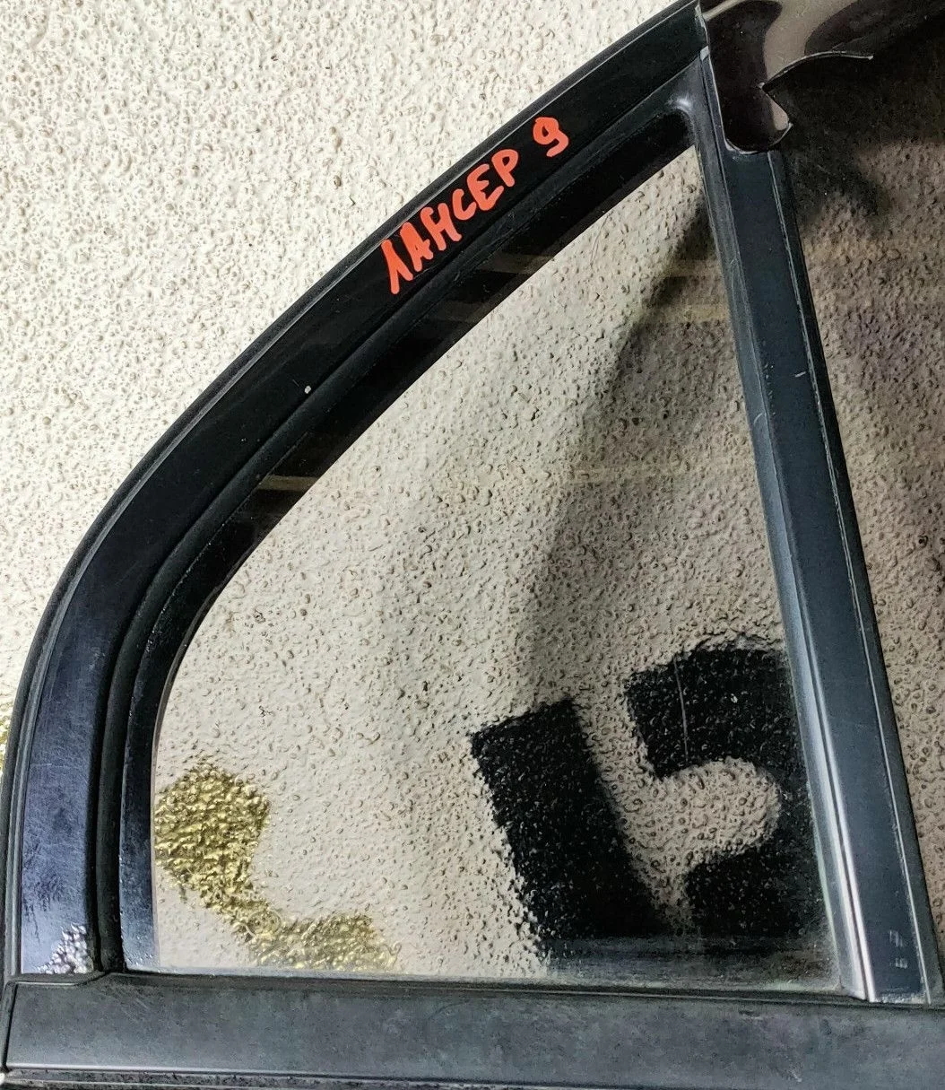 Форточка двери задней правой  Mitsubishi