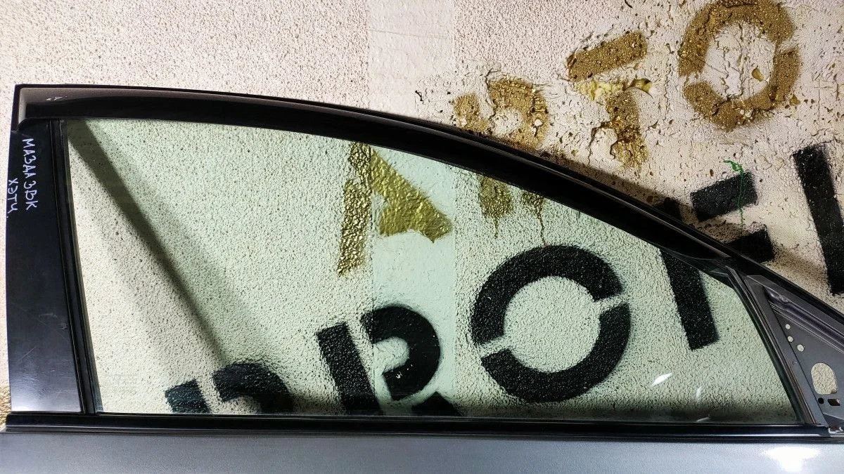 Стекло двери передней правой для Mazda 3 (BK) I
