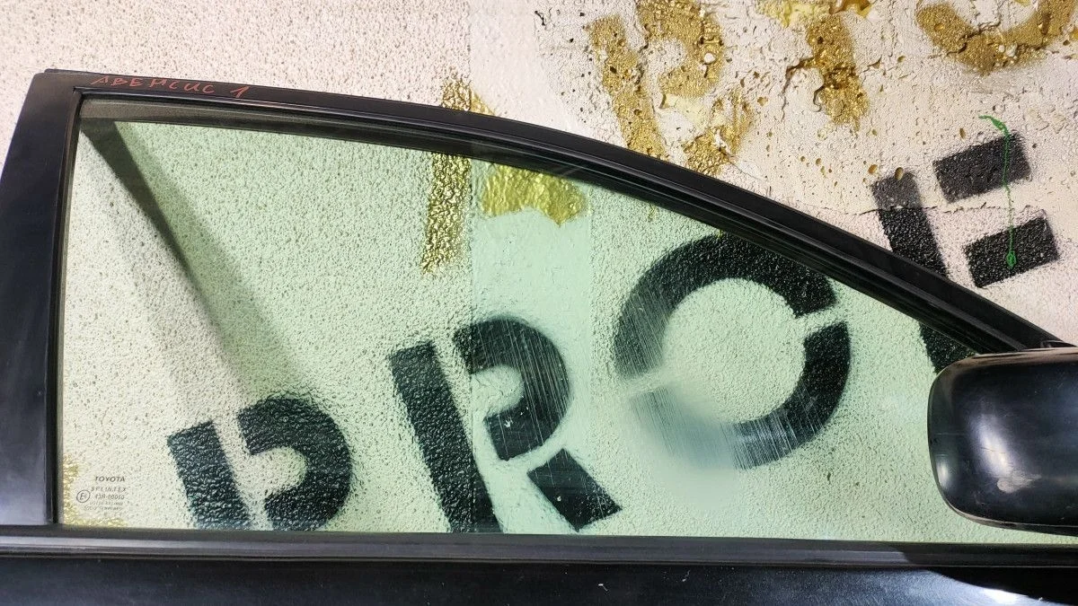 Стекло передней правой двери Toyota Avensis (T220)