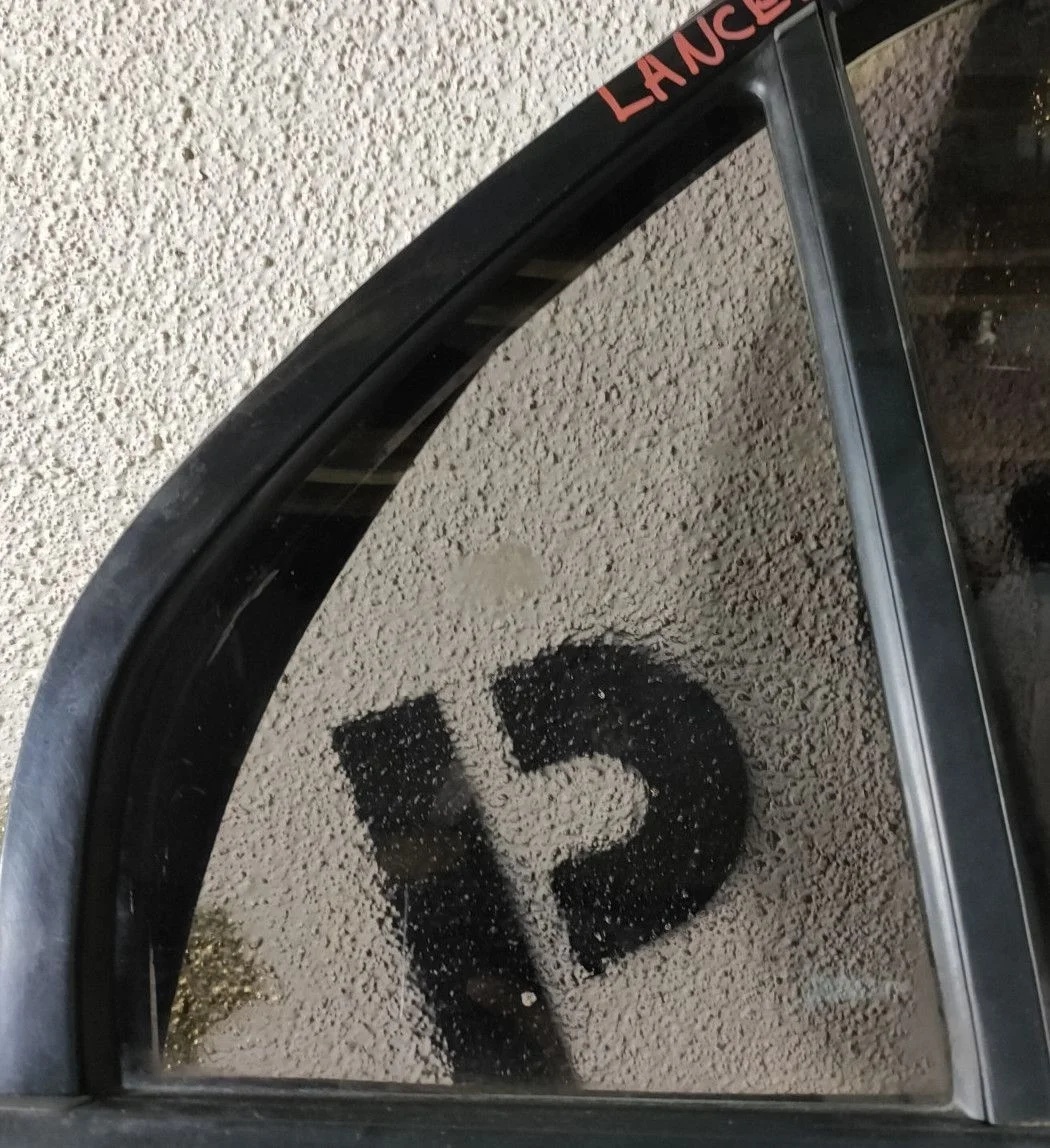 Форточка двери задней правой  Mitsubishi