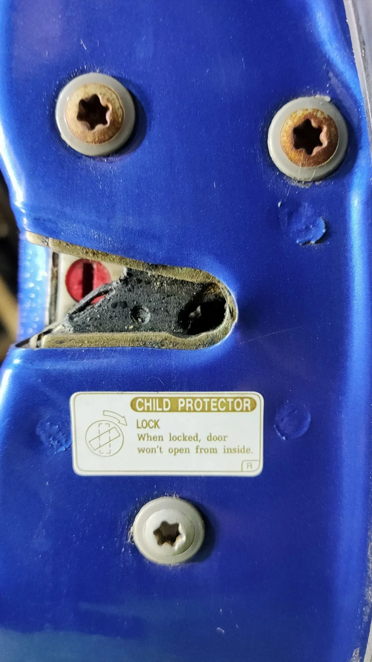 Замок двери задней правой для Toyota Avensis I