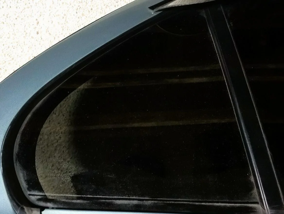 Стекло двери задней правой (форточка)  Mitsubishi