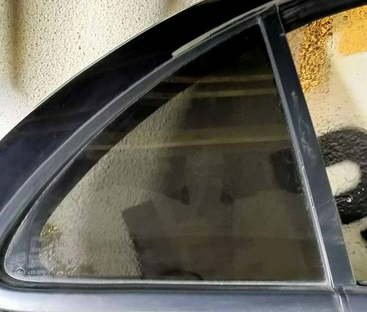 Стекло двери задней правой форточка Nissan Almera