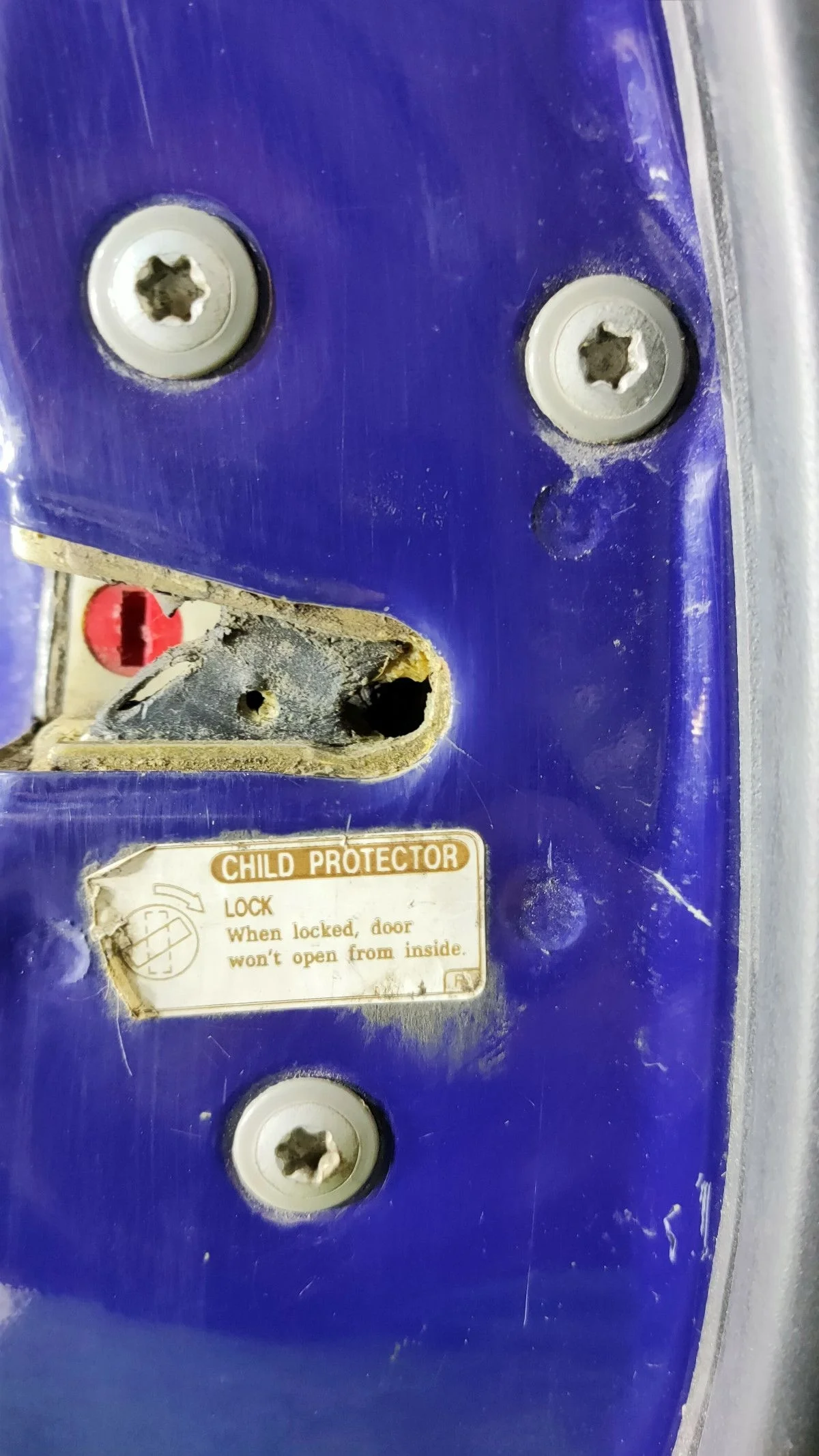 Замок двери задней правой для Toyota Avensis I