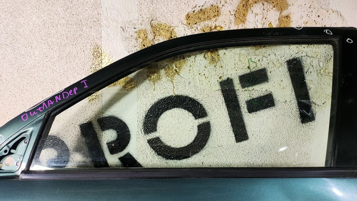 Стекло двери передней левой для Mitsubishi